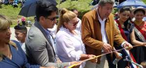 El alcalde de Guaranda, Rams&eacute;s Torres (tercero desde la izq.), se encarg&oacute; de cortar la cinta de inauguraci&oacute;n del sistema de agua para Vinchoa. 