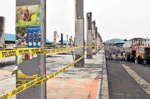 El and&eacute;n 15, ubicado a pocos metros de 32 puestos incendiados en 2011, permanece cercado con una banda pl&aacute;stica que indica &ldquo;Peligro&rdquo;. Foto: Carina Acosta / El Tel&eacute;grafo