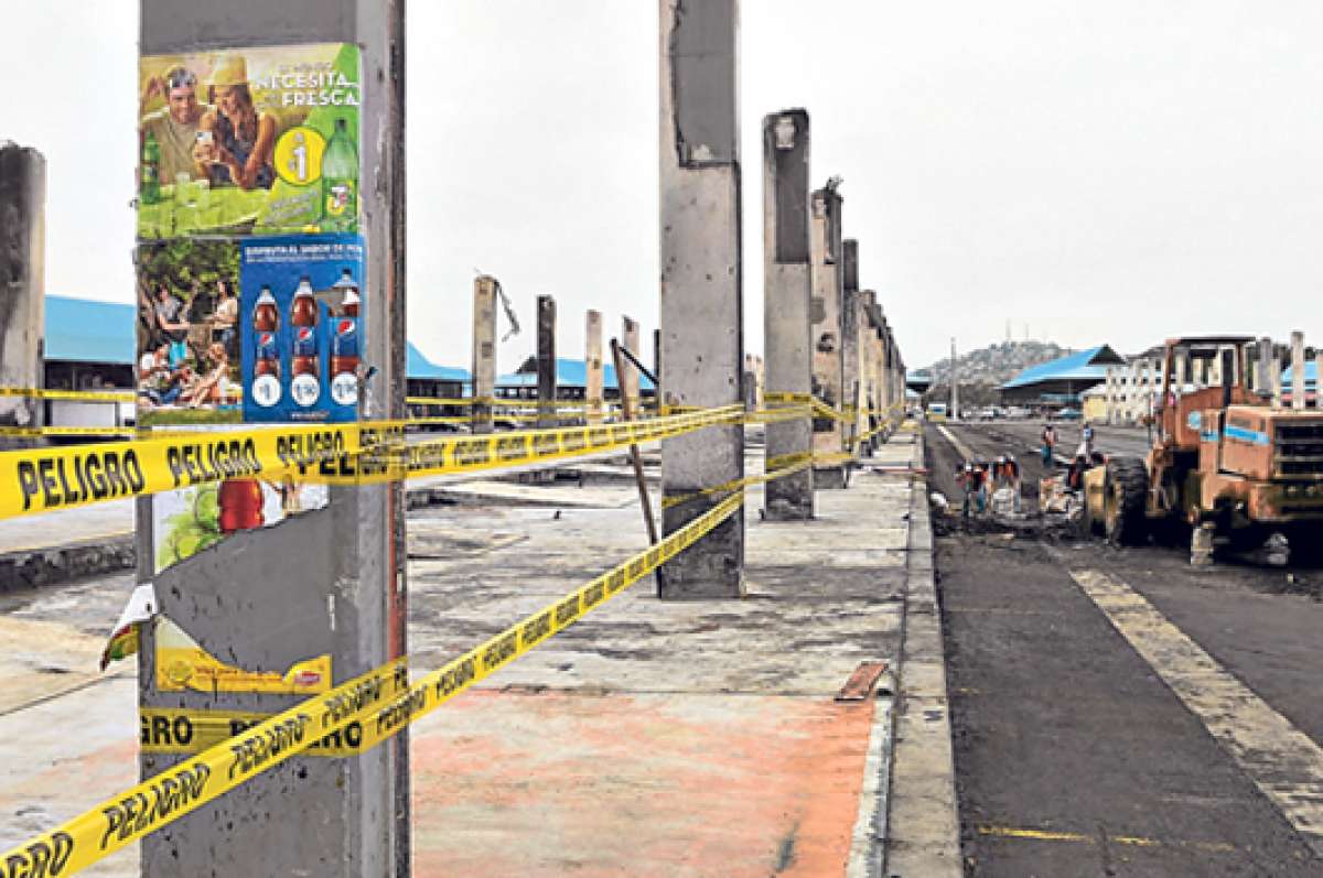 El and&eacute;n 15, ubicado a pocos metros de 32 puestos incendiados en 2011, permanece cercado con una banda pl&aacute;stica que indica &ldquo;Peligro&rdquo;. Foto: Carina Acosta / El Tel&eacute;grafo