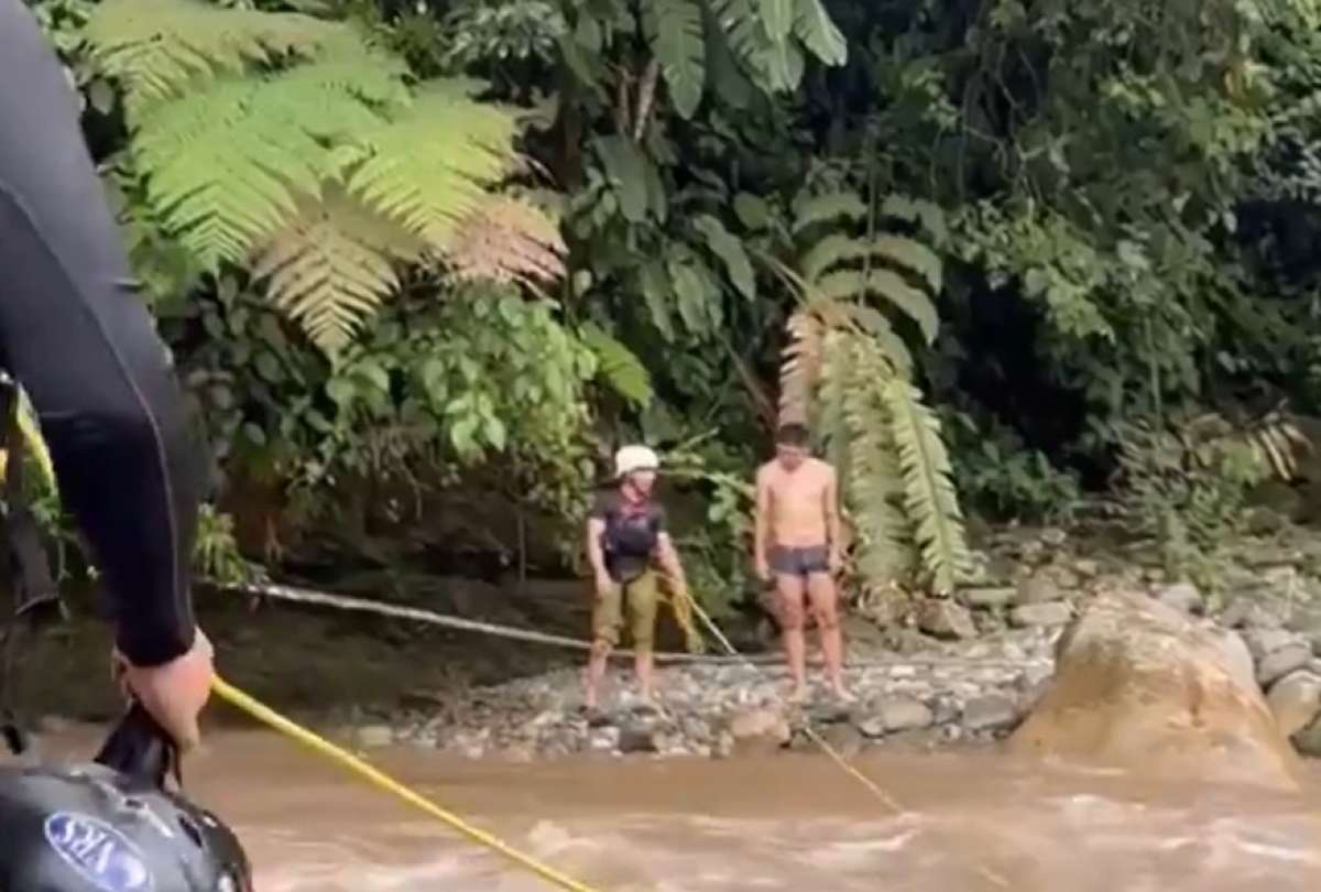 El turista, de 25 años, fue puesto a buen recaudo luego de quedar atrapado por la crecida del río en Baños.