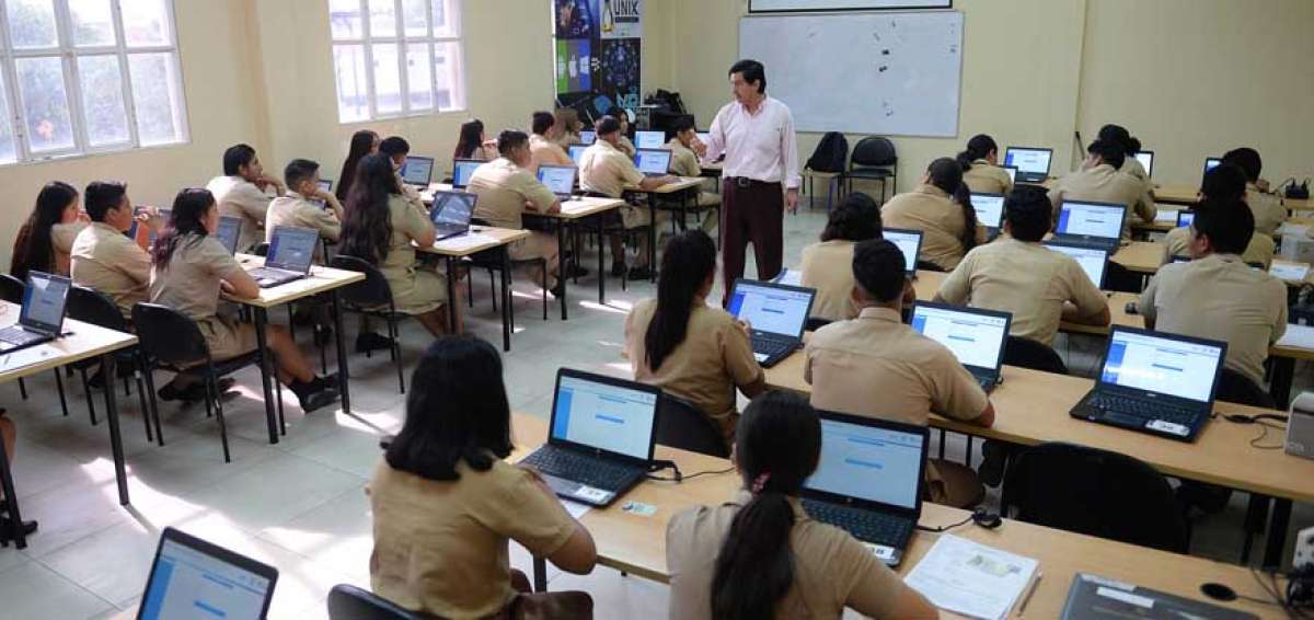 Un grupo de chicos del colegio Vicente Rocafuerte hacen la evaluaci&oacute;n. Est&aacute;n programados 665 alumnos.