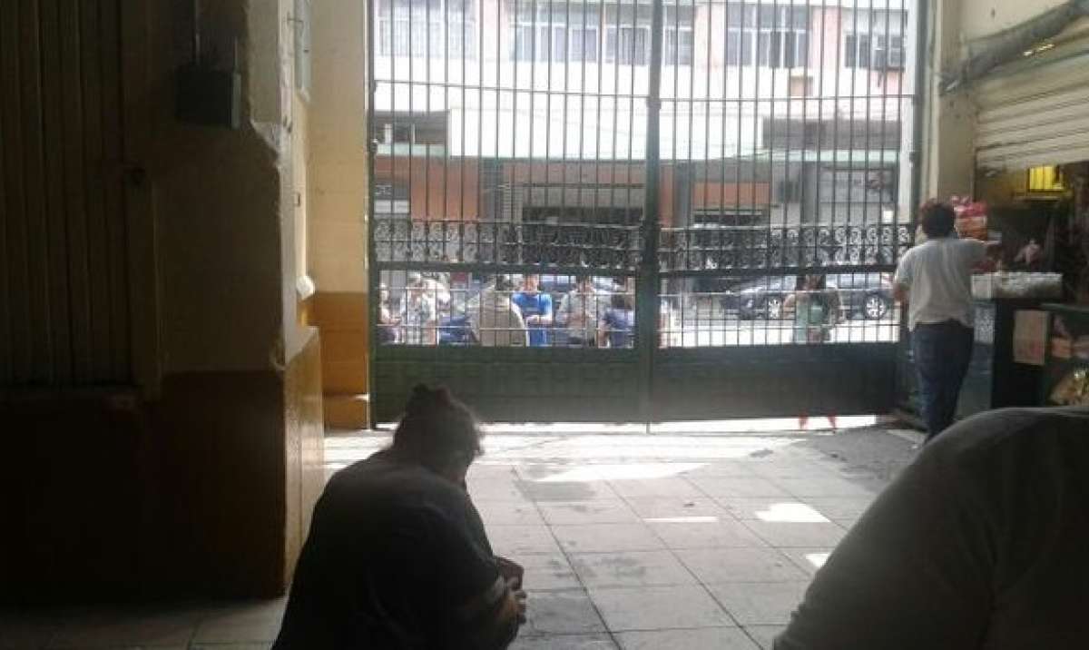 Las puertas de acceso al mercado se cerraron a las 13:30. 