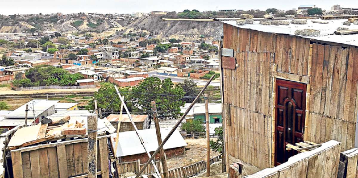 Uno de los sectores vulnerables en Manta es el barrio 4 de Noviembre, donde hay viviendas en laderas. Foto: Mario Rodr&iacute;guez / El Tel&eacute;grafo