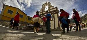 La emblem&aacute;tica iglesia de Simiatug es un punto referencial. En su puerta se expenden las shigras hechas con lana de cam&eacute;lidos.