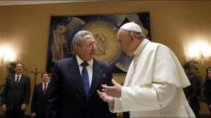 El Papa Francisco y Ra&uacute;l Castro durante un encuentro en El Vaticano, en mayo pasado. Foto internet