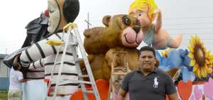 Antonio Ortiz, de 43 a&ntilde;os, lidera el grupo de 30 artesanos que desde hace un mes trabaja en las carrozas para el desfile de carnaval.