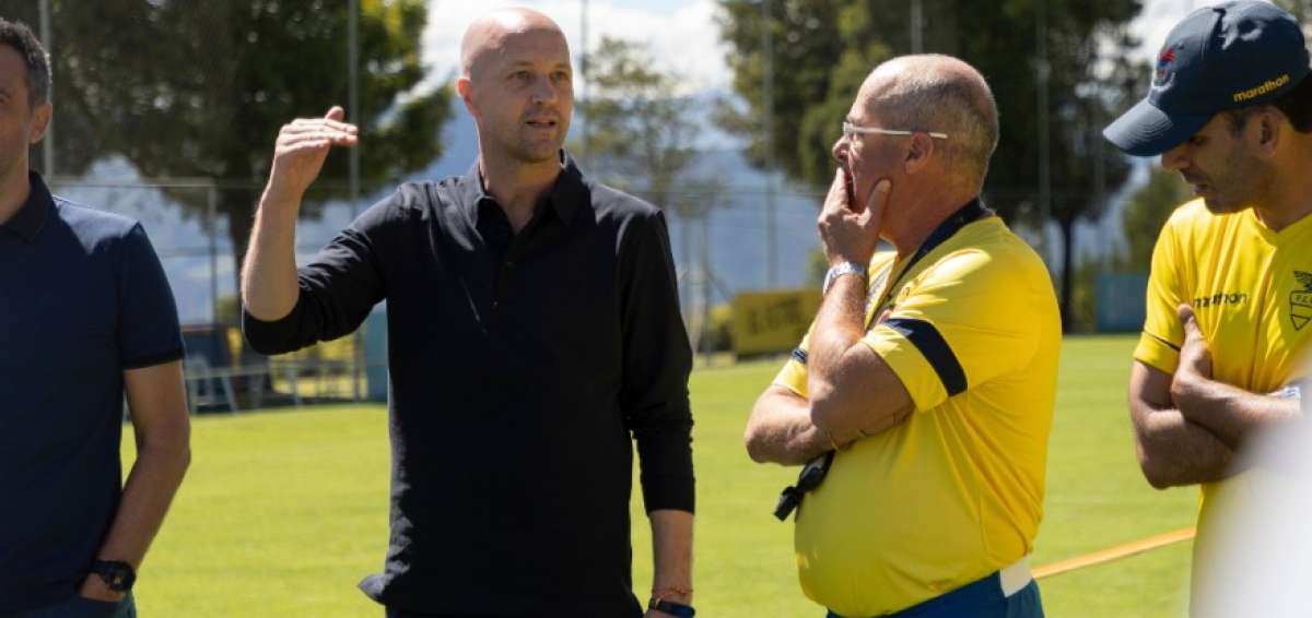 El entrenador holand&eacute;s Jordi Cruyff (i) junto a Jorge C&eacute;lico, DT de la sub-23.