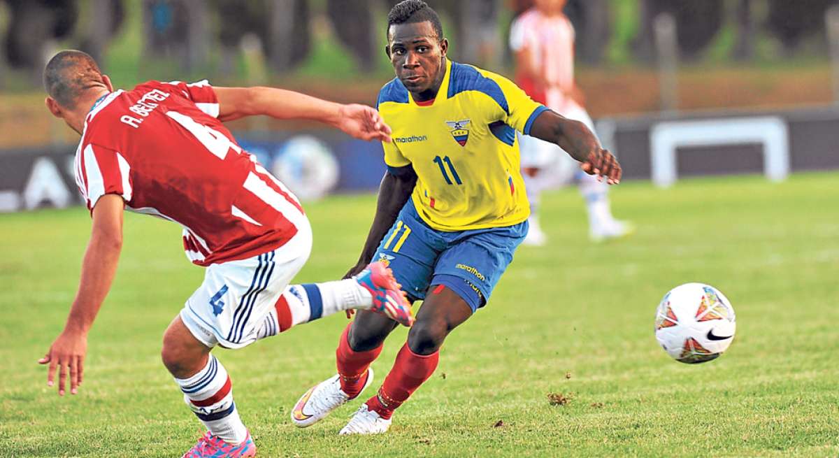 El mediocampista ecuatoriano Kevin Mercado (der.) fue desequilibrante en el partido que la Tricolor super&oacute; 2-1 a Paraguay. El lateral Ariel Ben&iacute;tez perdi&oacute; en el duelo personal. Foto: AFP