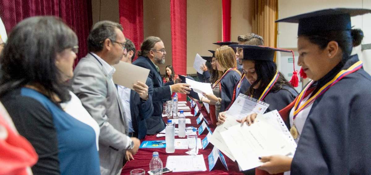 En el auditorio del Colegio Sagrados Corazones de Rumipamba, estudiantes del programa Bachillerato Intensivo de 11 establecimientos educativos se graduaron.