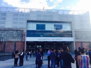 El personal de la Asamblea Nacional fue evacuado de la sede legislativa. Foto: Eduardo Navas/ EL TEL&Eacute;GRAFO