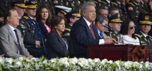 El presidente Len&iacute;n Moreno particip&oacute; en la ceremonia de ascensos de la Polic&iacute;a.