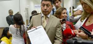 El Ab. Freddy Tipantasig muestra el escrito que el procesado present&oacute; para justificar su ausencia en el juicio.   