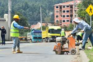 Trabajadores del Municipio de Cuenca empezaron con la se&ntilde;alizaci&oacute;n de la obra y el corte de hormig&oacute;n, luego har&aacute;n las excavaciones. Foto: Jos&eacute; Luis LLivisaca |  El Tel&eacute;grafo