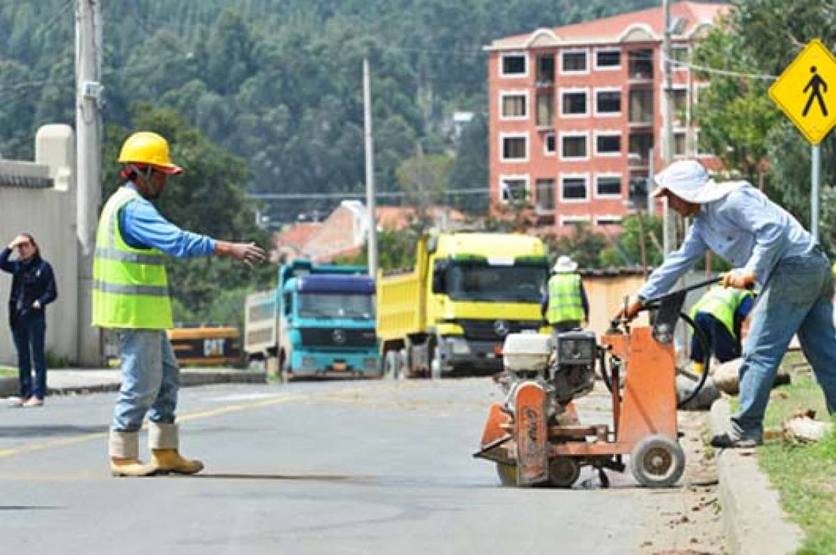 Trabajadores del Municipio de Cuenca empezaron con la se&ntilde;alizaci&oacute;n de la obra y el corte de hormig&oacute;n, luego har&aacute;n las excavaciones. Foto: Jos&eacute; Luis LLivisaca |  El Tel&eacute;grafo