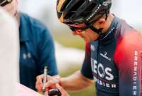 Richard Carapaz firma autógrafos, antes del inicio del Giro de Italia