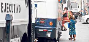 Varios pasajeros, en el centro de la ciudad, abordan las unidades en mitad de la calle para evitar un mayor tiempo de espera por el siguiente veh&iacute;culo. Foto: Miguel Castro / El Tel&eacute;grafo