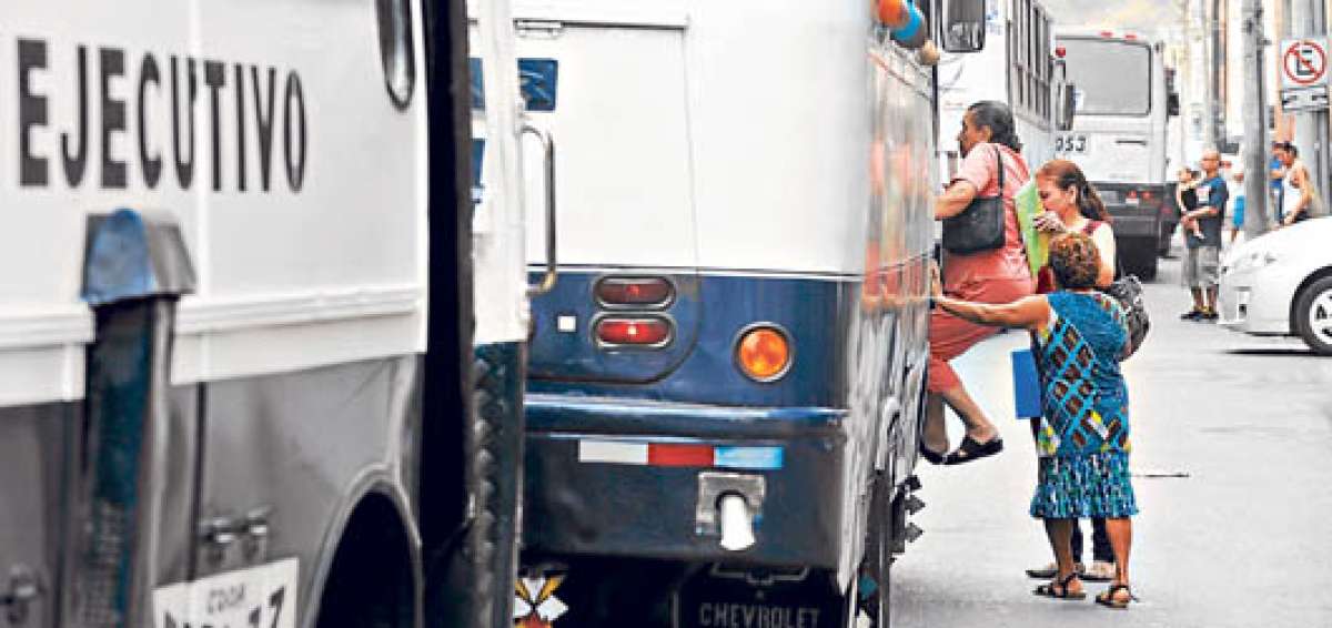 Varios pasajeros, en el centro de la ciudad, abordan las unidades en mitad de la calle para evitar un mayor tiempo de espera por el siguiente veh&iacute;culo. Foto: Miguel Castro / El Tel&eacute;grafo