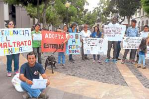 Los activistas se congregaron frente al Municipio de Guayaquil, desde donde recorrieron la avenida Malec&oacute;n hasta llegar a la Bah&iacute;a. Foto: Carina Acosta│El Tel&eacute;grafo