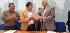 El alcalde de Archidona, Andr&eacute;s Bonilla (izq.) y el gerente de la Empresa Metropolitana de Agua Potable y Saneamiento, Carlos Uriarte, firmaron el convenio. 