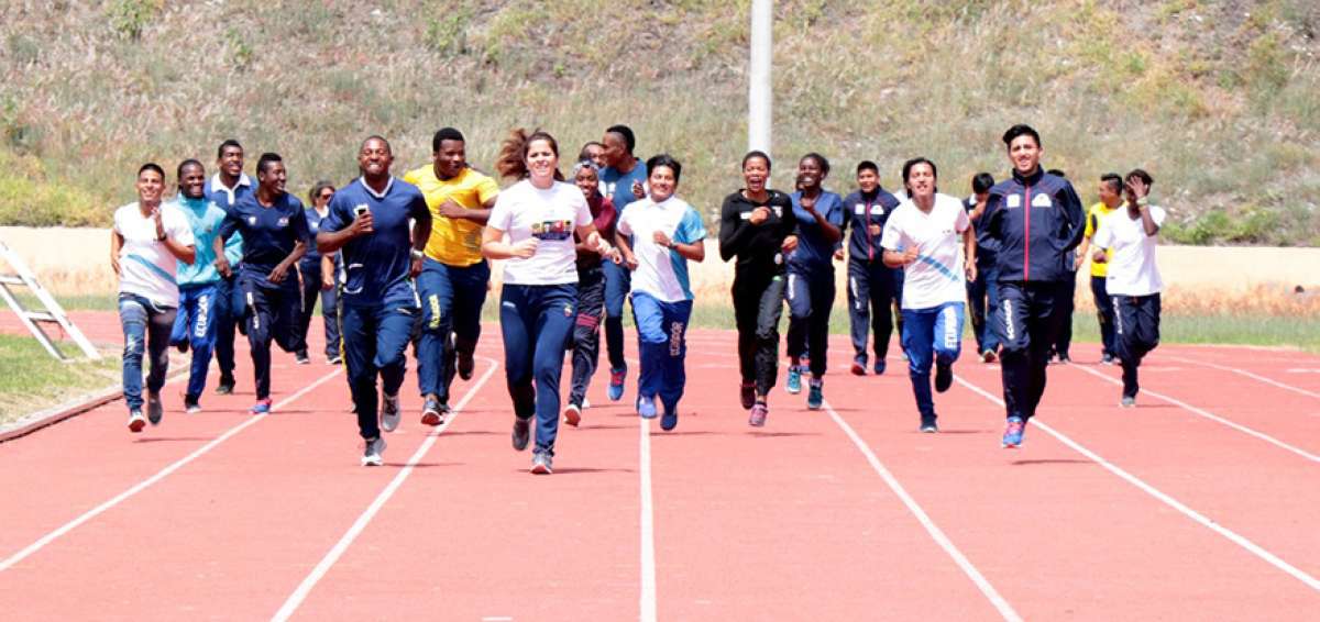 La ministra del Deporte, Andrea Sotomayor (adelante), comparti&oacute; en Carpuela (Imbabura) varias horas con los deportistas &eacute;lite del paralimpismo nacional.