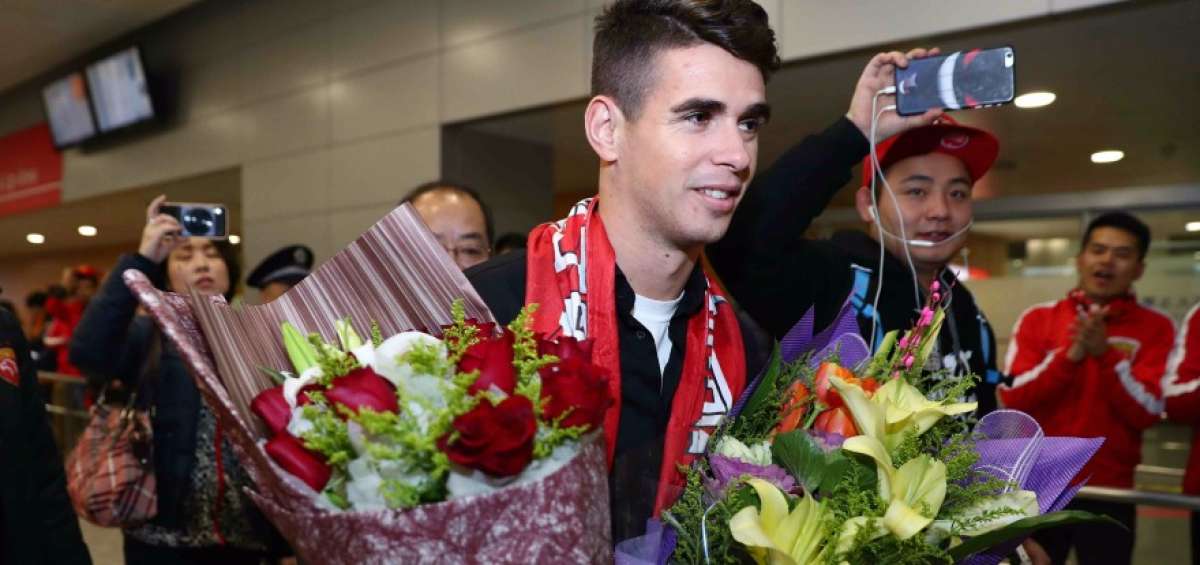 El brasile&ntilde;o Oscar fue recibido por simpatizantes de su nuevo club, el Shanghai SIPG de la Superliga China. 
