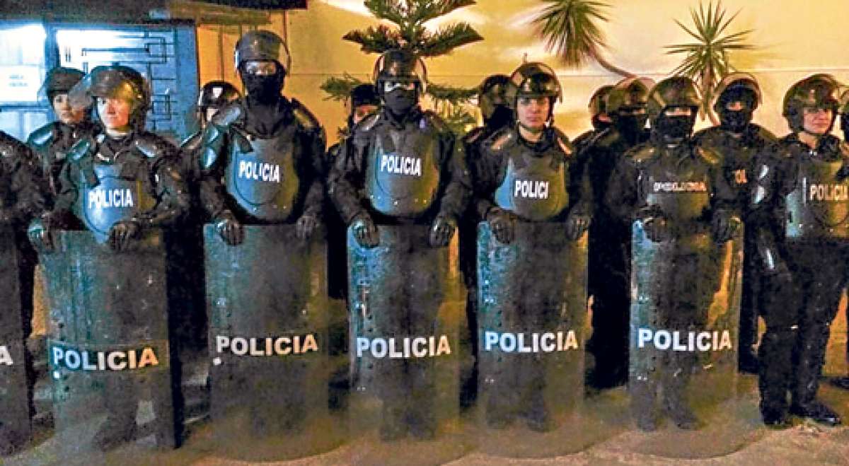 400 mujeres polic&iacute;as intervinieron en el operativo de traslado de las personas privadas de la libertad desde Quito hacia la provincia de Cotopaxi. Foto: Silvia Osorio / para El Tel&eacute;grafo