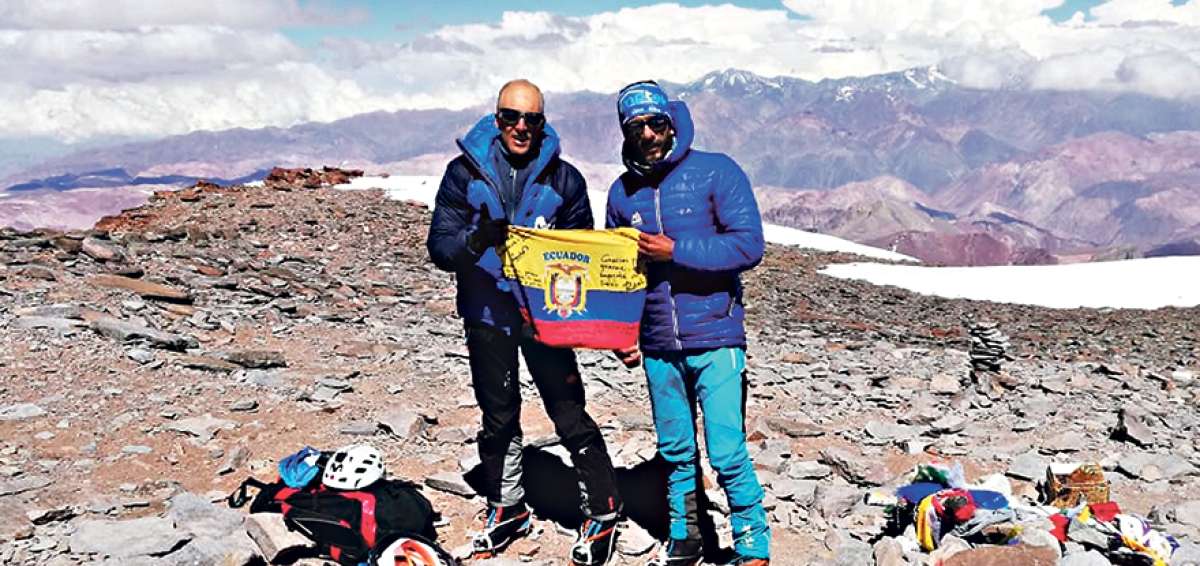 Karl Egloff (i) y Nicol&aacute;s Miranda en la cima del Aconcagua, cuando intentaron superar el r&eacute;cord de ascenso.
