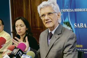 El presidente del Fondo de Cesant&iacute;a del Magisterio Ecuatoriano, Juan Jos&eacute; Castell&oacute;, y miembros del directorio hablaron en su sede ubicada al norte de Quito. Foto: Marco Salgado.