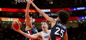 El argentino Luis Scola busca encestar, ante la marca de dos jugadores de la selecci&oacute;n de Francia, en partido por las semifinales del Mundial de China.