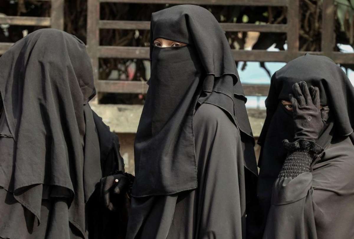 Talibanes anuncian nuevos castigos si las mujeres no se cubren el rostro