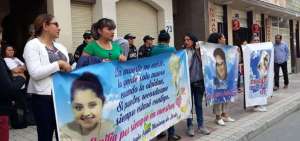 Parientes y amigos de la  familia Benavides se concentraron con carteles en la unidad judicial donde se conden&oacute; a los acusados. 