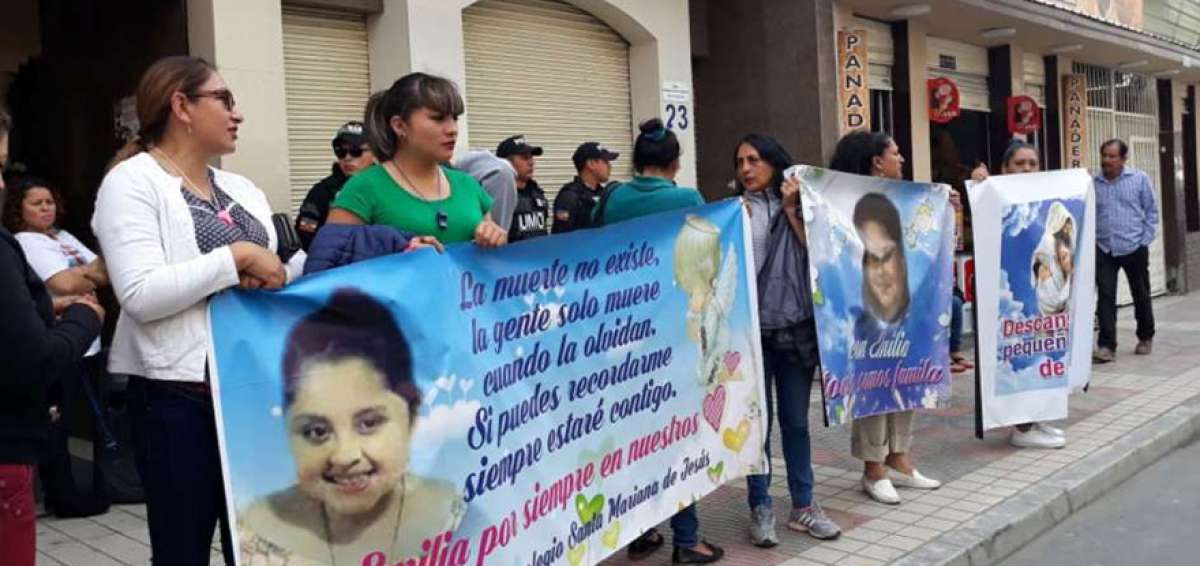 Parientes y amigos de la  familia Benavides se concentraron con carteles en la unidad judicial donde se conden&oacute; a los acusados. 