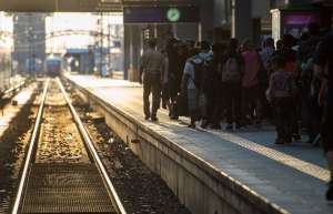 Polic&iacute;as gu&iacute;an a migrantes procedentes de Budapest (Hungr&iacute;a) hacia un punto de registro, en la estaci&oacute;n de trenes de M&uuml;nich (Alemania). Foto: AFP 