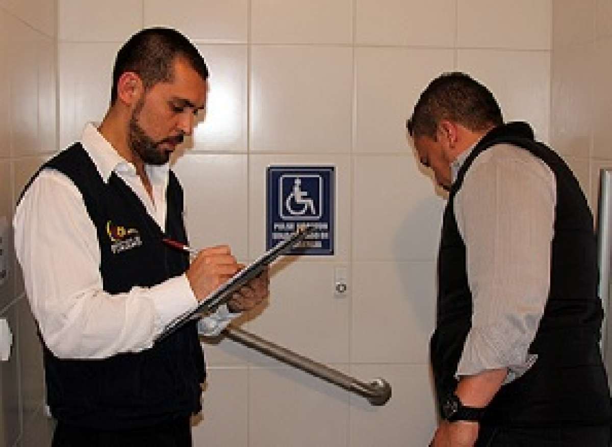 Personal de Mintur durante una inspecci&oacute;n de los servicios sanitarios. Foto: Cortes&iacute;a