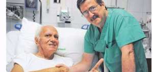 El caricaturista Luis Pe&ntilde;aherrera, acompa&ntilde;ado del m&eacute;dico cirujano Roberto Gilbert Febres Cordero, director de la cl&iacute;nica Guayaquil, en donde estuvo hospedado en 2013 por una operaci&oacute;n a la rodilla.