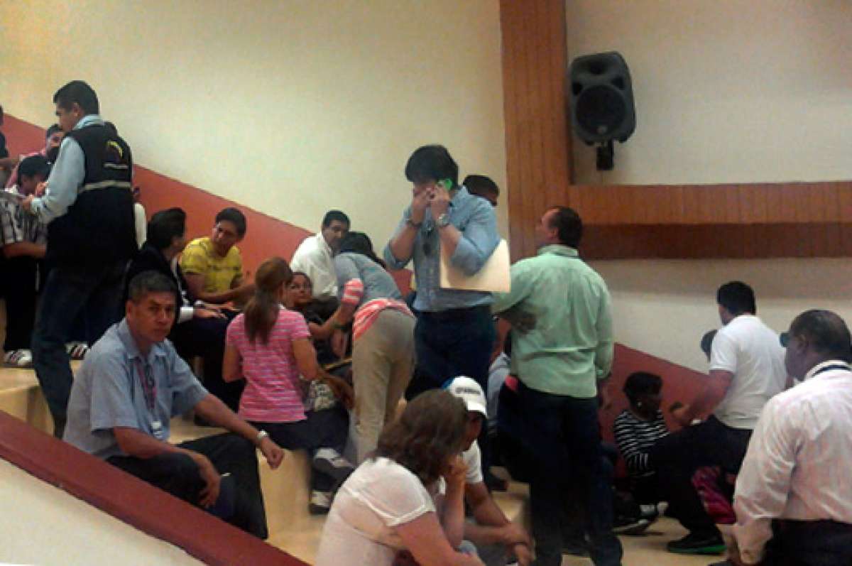 Delegados de los diversos partidos mientras esperaban en el auditorio del CNE que se reanuden los escrutinios en Guayas. Foto: Mario Rodr&iacute;guez / El Tel&eacute;grafo
