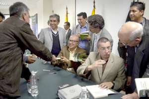 Tras la presentaci&oacute;n del libro, los autores firmaron ejemplares que los asistentes. Foto: &Aacute;lvaro P&eacute;rez / El Tel&eacute;grafo 