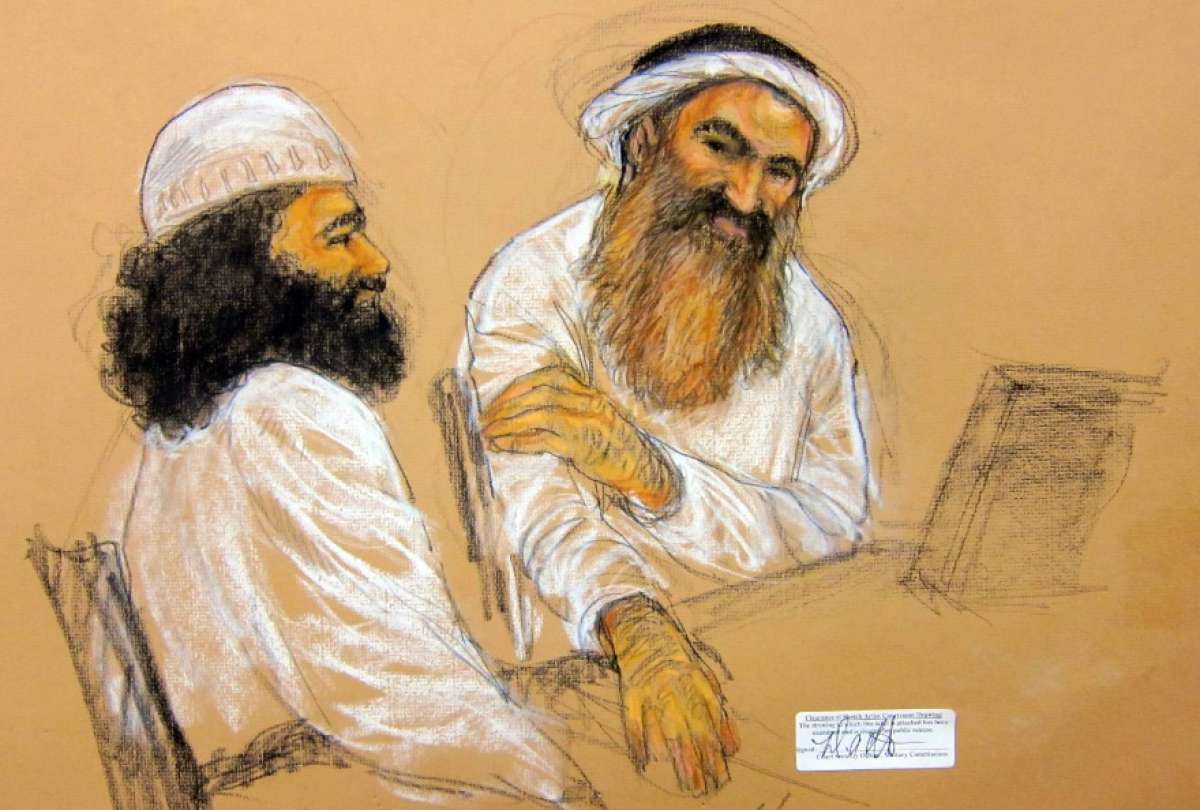 Dibujo realizado el 5 de mayo de 2012 por la artista de la corte Janet Hamlin y revisado por el Ej&eacute;rcito estadounidense que muestra a Jalid Sheij Mohamed (d) junto a otro prisionero durante su presentaci&oacute;n ante una corte militar en la Bah&iacute;a de Guant&aacute;namo (Cuba)