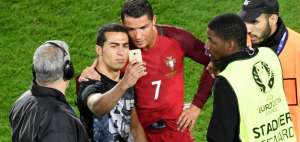 La UEFA multa a Portugal por el 'selfie' del hincha con Cristiano