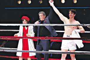 En la imagen, el actor Sylvester Stallone aparece con la actriz Margo Seibert, que interpreta a Adrian, y Andy Karl, que representa a Rocky, en el preestreno de Rocky en Broadway.