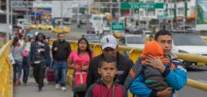 Venezolanos ingresando a Ecuador desde Colombia. 