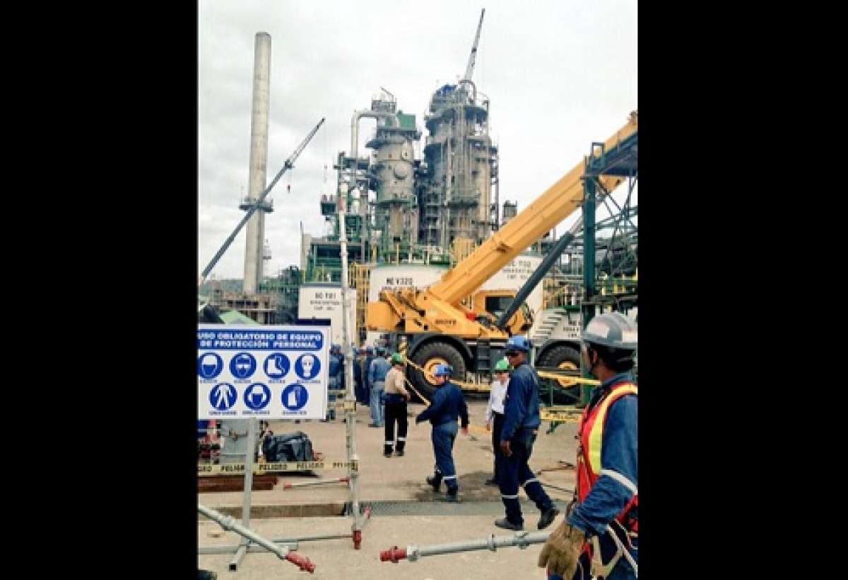 Unas 2500 personas laboran las 24 horas del d&iacute;a para concluir con el cronograma establecido. Foto: @EstrategicosEc 
