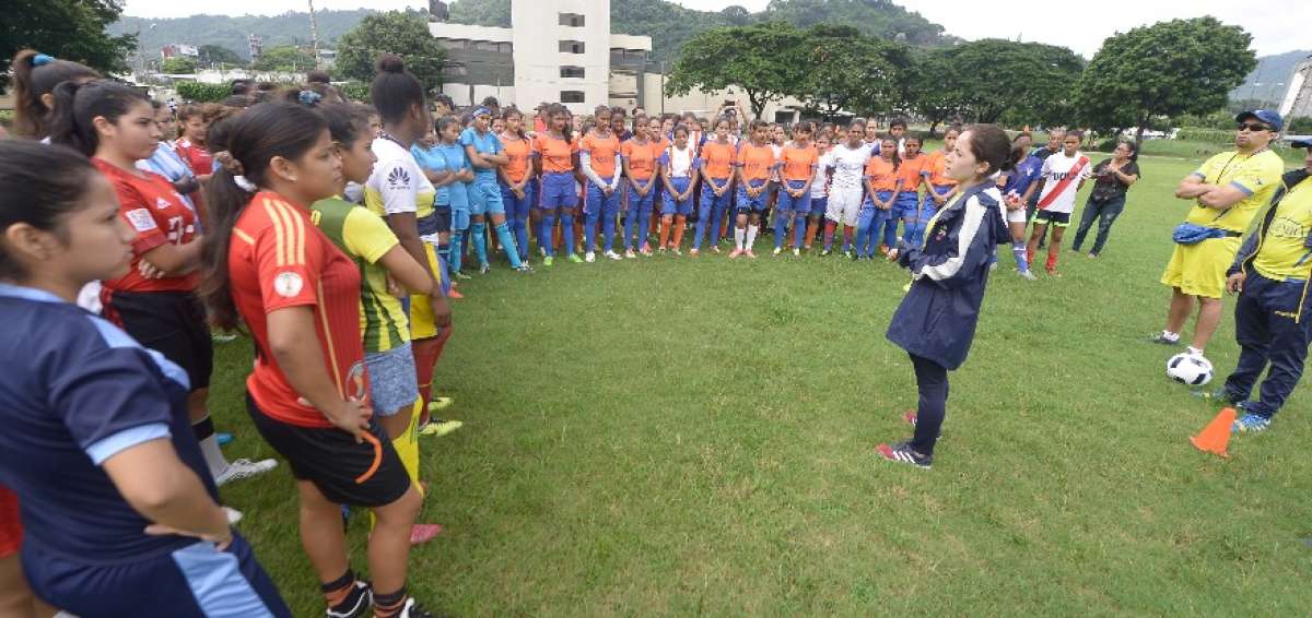 La estratega Vanessa Ar&aacute;uz (der.) charl&oacute; con las aspirantes antes de que empezaran las pruebas en la cancha de Fedenador. 