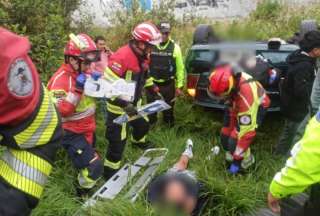 Seis personas recibieron atención hospitalaria de paramédicos, tras accidente en el sur de Quito.