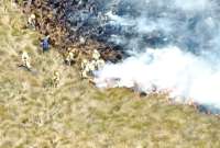 Incendio forestal en el cerro Sincholagua activa operativo conjunto de respuesta en Quito
