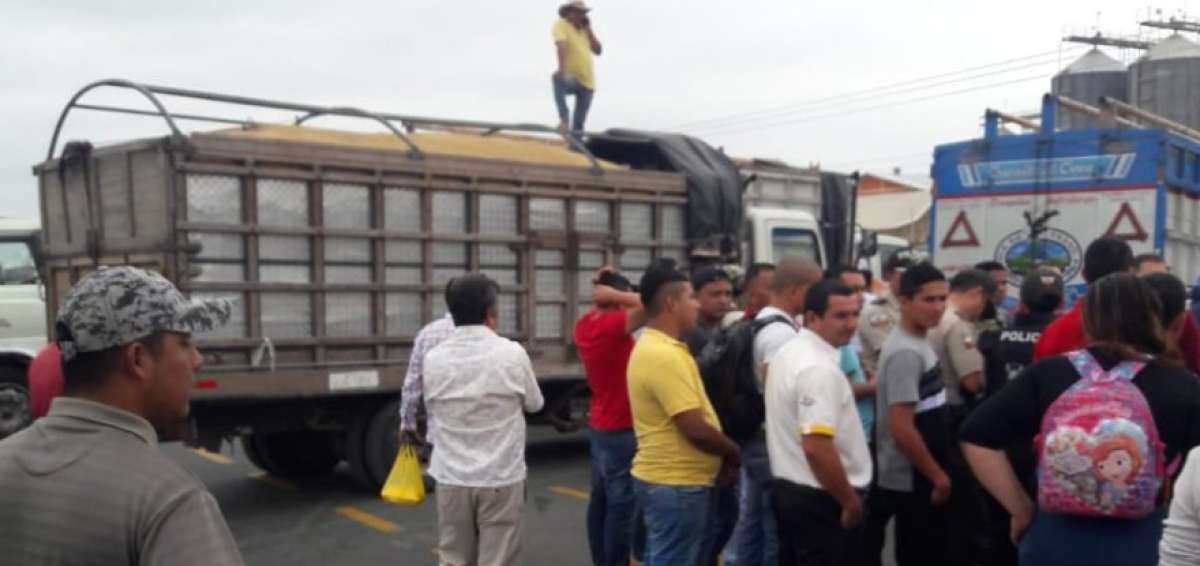 Campesinos de los cantones Daule y Babahoyo se manifestaron en los silos de la UNA EP y solicitaron la renuncia de su gerente Paulo Proa&ntilde;o