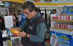 Durante las visitas, que fueron de caracter preventivo, tambi&eacute;n se verific&oacute; la diferencia de precios entre un market y otro. Foto: William Orellana / El Tel&eacute;grafo 