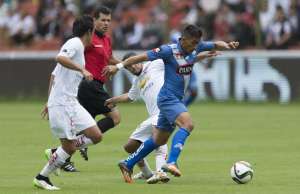 &Aacute;ngel Mena disputa el bal&oacute;n con Fernando Hidalgo y Enrique Vera. Foto: Marco Salgado / El Tel&eacute;grafo.