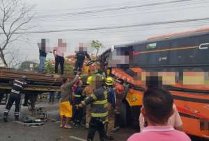 Unidades de emergencia atendieron a los heridos tras el choque registrado en el redondel de Los Banquitos, en Yaguachi.