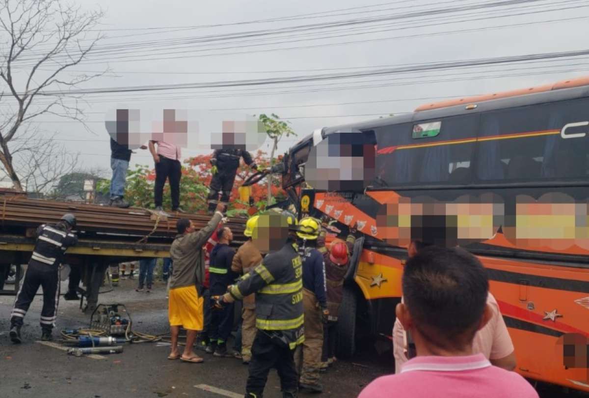 Unidades de emergencia atendieron a los heridos tras el choque registrado en el redondel de Los Banquitos, en Yaguachi.